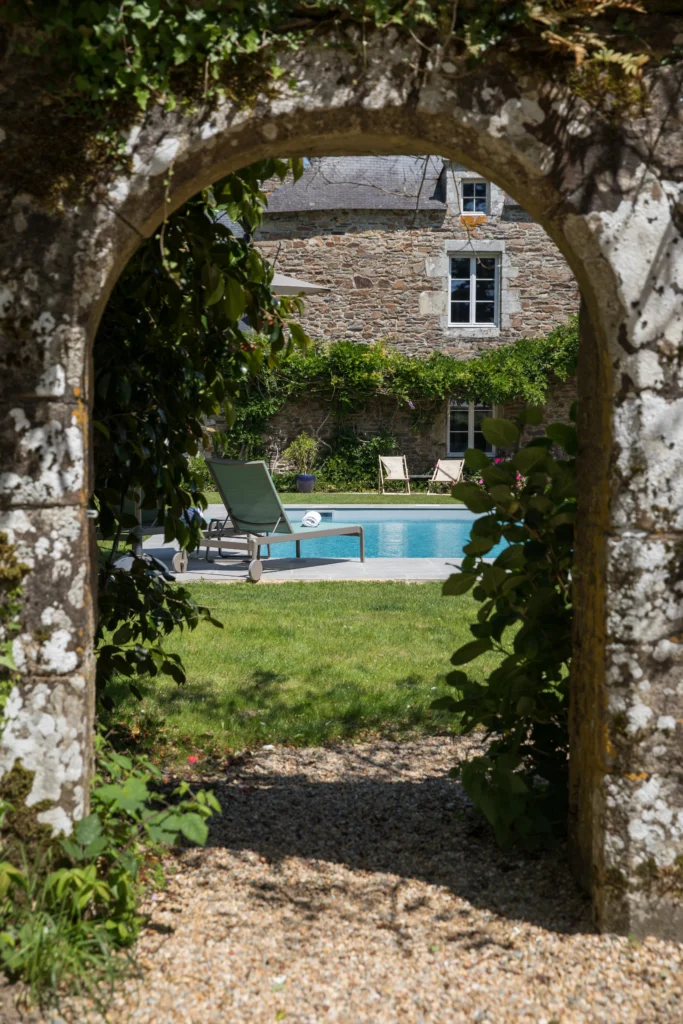 10-MANOIR VAU D'ARZ - AC ESTEVE porte sur piscine