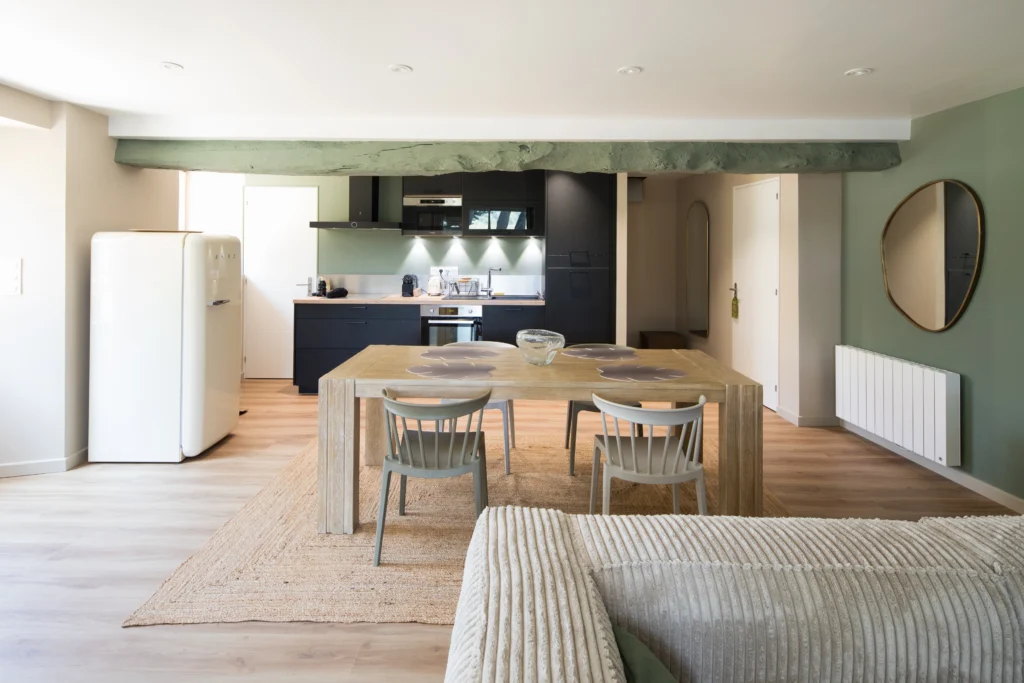 64-MANOIR VAU D'ARZ - AC ESTEVE Brocéliande salon cuisine +