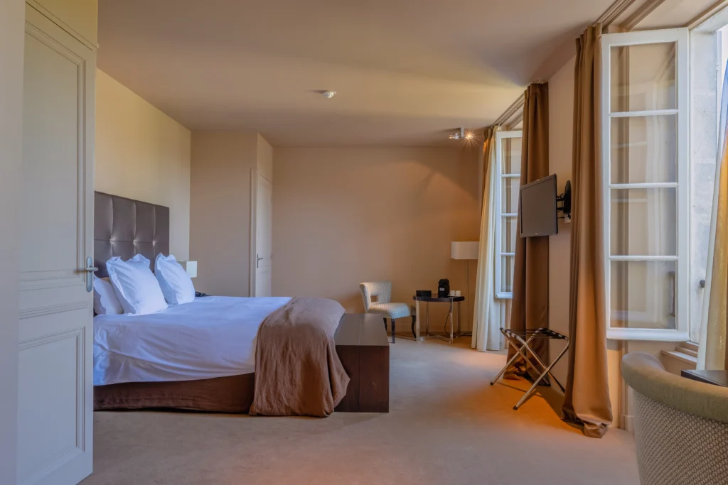 HOTEL LIGARO - CHAMBRE AINEE ROMANE 1