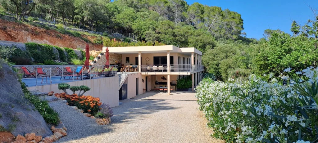 MAISON ENTIERE DEPUIS PORTAIL ENTREE