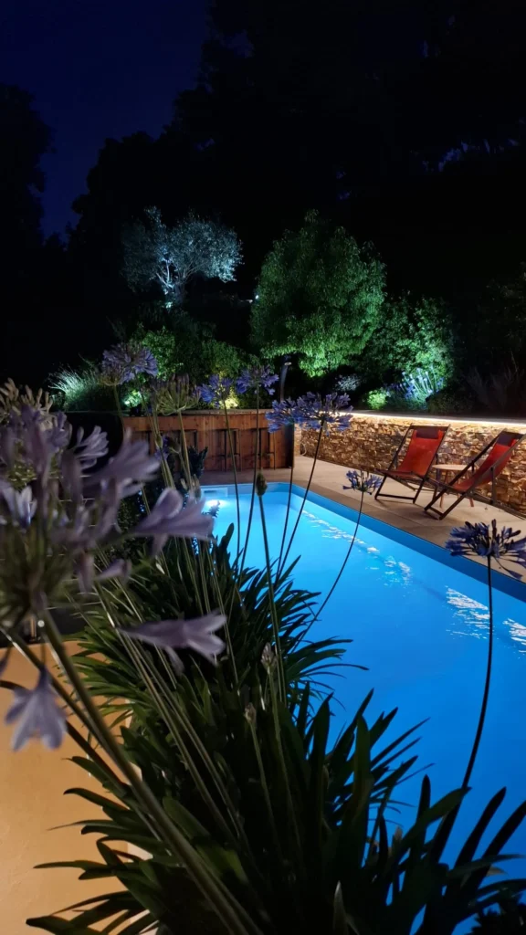 PISCINE ET JARDIN LE SOIR