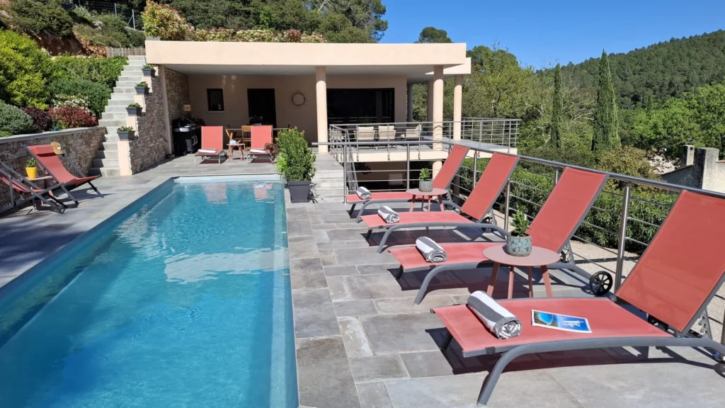 VUE PISCINE ET MAISON